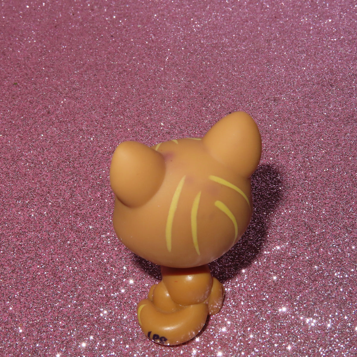 AUTHENTIC LPS BLEMISHED PAW UP CAT